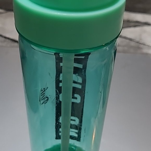 VINTAGE VS PINK NO CHILL 24OZ WATER BOTTLE - Picture 10 of 16